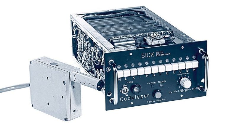 Erfindung von 1967: Der Optikkopf CLK1 mit Auswerteeinheit CLE1 diente zur optoelektrischen Identifizierung eines am Codeleser vorbeigeführten Körpers, auf dem entsprechende Identifizierungsmarken angebracht waren.  (Sick)