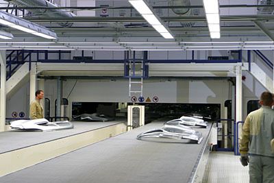 Jetzt sind sie da, die ersten fertig umgeformten Seitenteile für den BMW X1. (Archiv: Vogel Business Media)