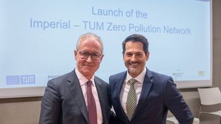 Der Präsident des Imperial College London, Prof. Hugh Brady (li.), und TUM-Präsident Prof. Thomas F. Hofmann (re.) beim Start des Imperial – TUM Zero Pollution Network am Campus Garching. (Bild: Andreas Heddergott / TU Muenchen)