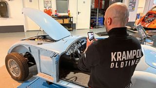 Mittlerweile haben sich die Mitarbeiter von Krampol Oldtimer ans Filmen und Fotoschießen gewöhnt.  Im Gegenteil: Für sie ist die Dokumentation der eigenen Arbeit eine durchaus willkommene „Ablenkung“ vom Schrauben.  (Bild: Krampol)