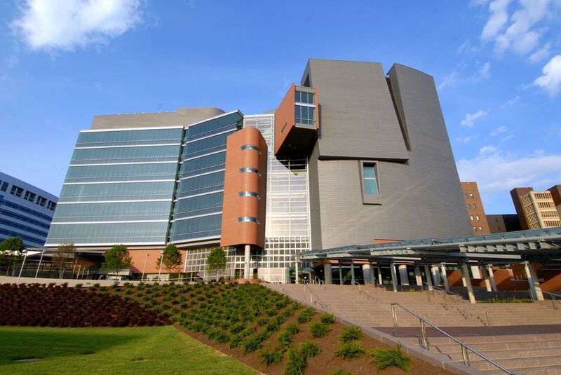 Das 2008 eröffnete University of Cincinnati Center for Academic Research Excellence (CARE) ist einer der größten Forschungskomplexe für Gesundheitswesen. Das 135 Millionen Dollar teure Gebäude vereint auf 7800 Quadratmeter Labore für über 20 Forschungsabteilungen. (Archiv: Vogel Business Media)