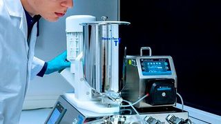 Nikita Gugin ist Teil des BAM-Teams, das ein neues In-situ-Überwachungsverfahren für Extruder entwickelt hat. (Bild: BAM)