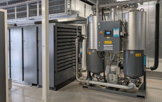 Neben jedem Kompressor (links im Bild) befindet sich ein Adsorptionstrockner des Typs BD 360+ZP, der die Druckluft auf einen Drucktaupunkt von weit unter -40 °C entfeuchtet. (Bild:  Atlas Copco)