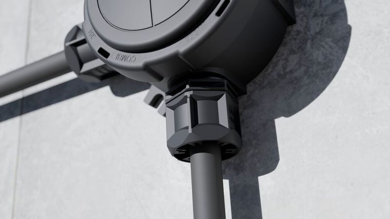 Wiska präsentiert auf der Hannover Messe die neue Trishot Kabelverschraubung in Kombination mit dem Abzweigkasten Combi 304.(Bild:  Wiska Hoppmann)