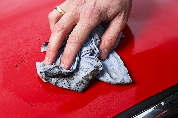Platz 5: Der schmutzige Lappen. Schnell mit dem verwaisten Lappen aus dem Kofferraum über die Motorhaube wischen, und der Lack glänzt wieder – ein Trugschluss. Schmutz und andere Ablagerungen zwischen den Lappenfasern wirken wie Schmirgelpapier. Sie rauen den Lack auf und schädigen ihn nachhaltig. (Foto: Nigrin)