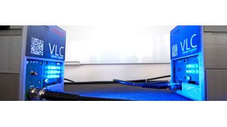 Noch liegen die VLC-Systeme als Demonstrator vor. Bereits Mitte 2021 können die finalen Systeme für die vernetzte Produktion eingesetzt werden.
 (Bild: Fraunhofer IOSB-INA )