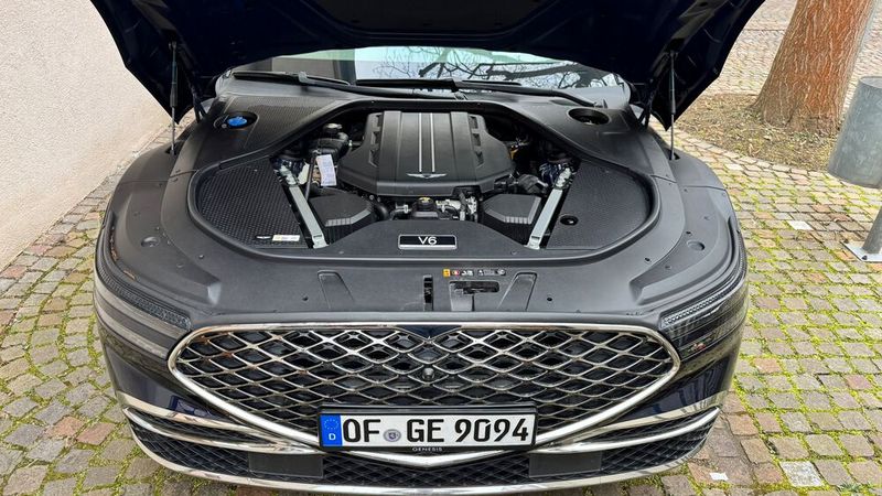 Starker Antrieb für souveränes Reisen: Der 3,5-Liter-V6 mit 415 PS liegt sauber verpackt unter der Motorhaube. Trotz der hohen Leistung könnte man angesichts der 2,5 Tonnen Leergewicht manchmal noch etwas mehr Kraft erwarten. (Bild: Schreiner – VCG)