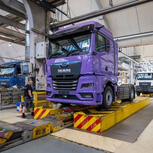 Nach dem Aufsetzen des Fahrerhauses wird der fast fertige Truck mit den benötigten Medien befüllt und die Räder werden montiert. Außerdem erfolgen die sogenannte End-of-Line-Parametrierung und Tests des Trucks.(Bild:  MAN)