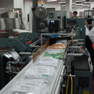 Der Flo Wrap Automailer kann bis zu 30 Sendungen in der Minute verpacken.(Bild:  Hofmann)