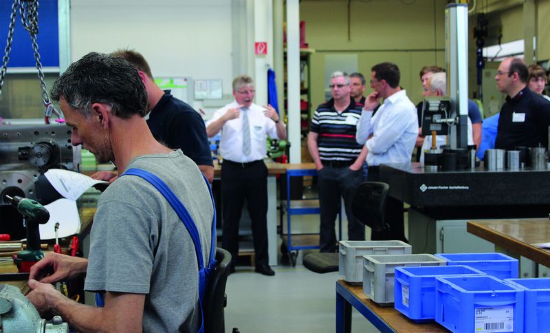 Know-how zum Anfassen: Der technische Leiter Christoph Zeller erläutert die Montage von MMS-Systemtechnik. (Bild: Benz Werkzeugsysteme)