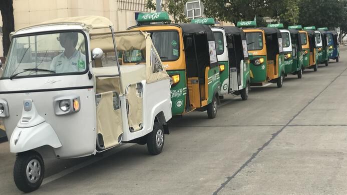 2018 expandierte der Ape-Verkauf nach Kambodscha. Dort wird in der Version „Ape City LPG“ für den Personentransport vermarktet. Dank ihrer einfachen Manövrierbarkeit auf Stadtstraßen, ihres geringen Verbrauchs und ihres relativ umweltfreundlichen Kraftstoffs bietet sie eine Lösung für Mobilitätsbedürfnisse, insbesondere in der Hauptstadt Phnom Penh und im Touristengebiet von Siem Reap.  (Bild: Piaggo)