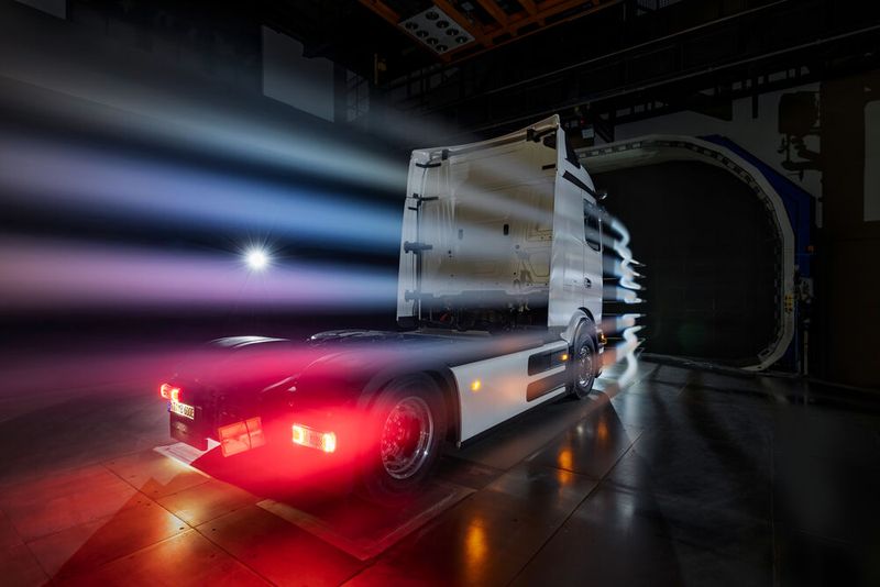 Die Kabine hat laut Mercedes verglichen mit aktuellen Modellen einen neun Prozent geringeren cw-Wert. (Bild: © Daimler Truck AG)