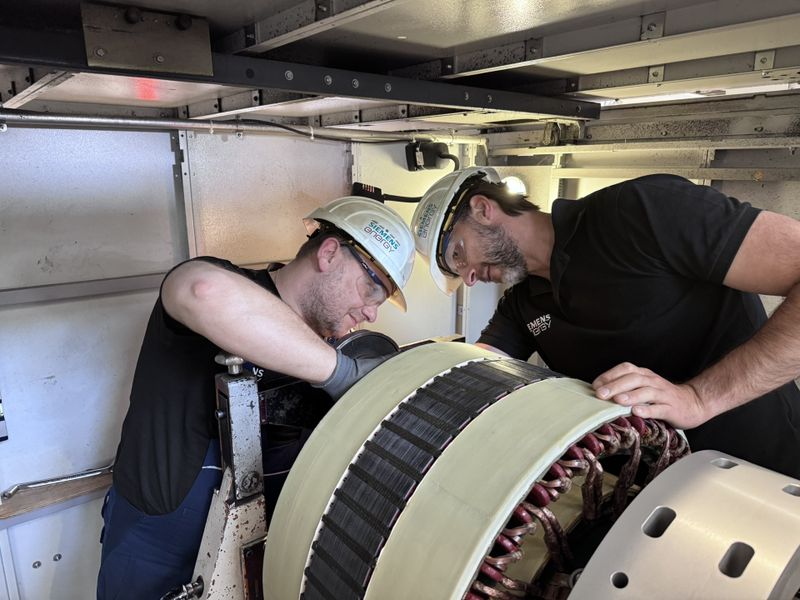 The Siemens Energy employees attach balancing weights at the precisely calculated and adjusted angular position to achieve the best possible result.(Source:  Schenck Rotec)