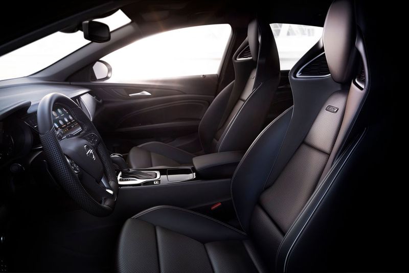 Die Basisversion fährt bereits mit Komfortsitzen, einer Klimaanlage, einem Apple-Car-Play- sowie Android-Auto-kompatiblen Multimedia-Radio und einem Farb-Touchscreen vor.  (Bild: Opel)