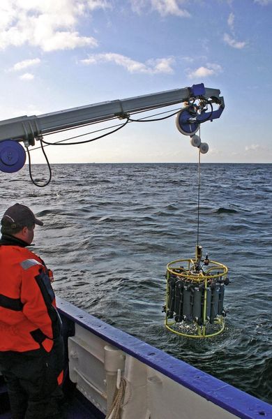 3		Die CTD-Messsonde wird aus dem Wasser gehievt. (Archiv: Vogel Business Media)