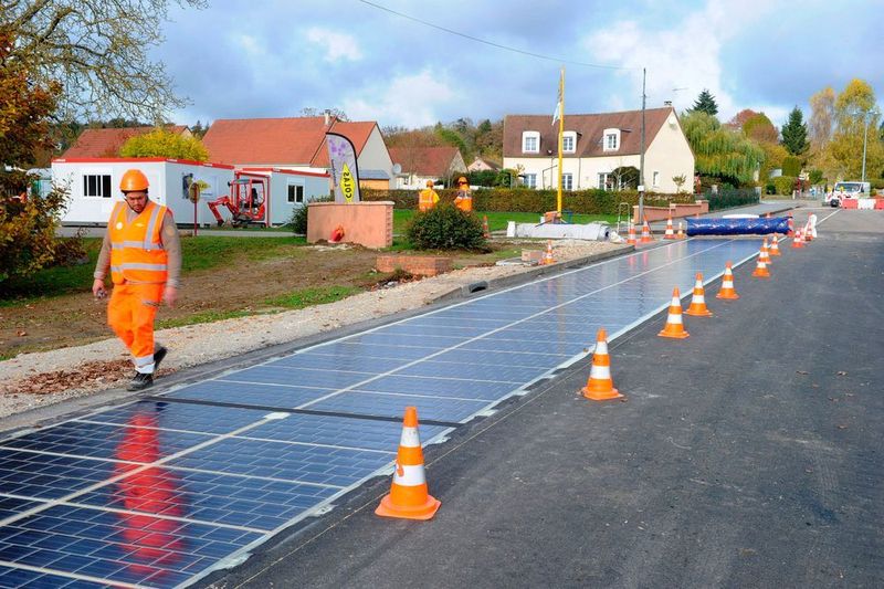 In Tourouvre, rund 140 Kilometer westlich von Paris wurden die Solarpanels erstmals auf einer öffentlichen Straße verlegt. (Colas)