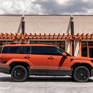 Über den stattlichen Rädern kleben an der Karosserie kantig herausgearbeitete Radkästen.(Bild:  Hyundai)