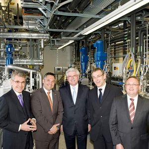 Bei der Einweihung der Anlage (v.l.n.r.): Edgar Binnemann, Finanzvorstand Süd-Chemie; Dr. Andre Koltermann, Leiter Strategische F&E bei Süd-Chemie; Bay. Wirtschaftsminister Martin Zeil; EU-Kommissar für Energie und Transport Andris Piebalgs und Uwe Welteroth, Leiter Geschäftsbereich Biotechnologieanlagen bei Linde-KCA in Dresden 