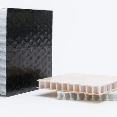 Sandwich-Komponenten mit stabilen Decklagen und leichtem Kern ermöglichen vielfältige Leichtbaulösungen. (Bild: Fraunhofer IMWS/Sven Döring)