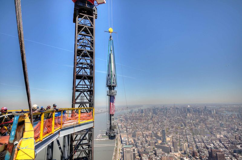 Die Edelstahlspitze wird mittels eines Krans zu seinem endgültigen Einsatzort transportiert. (Bild: DMC Erectors Inc.)