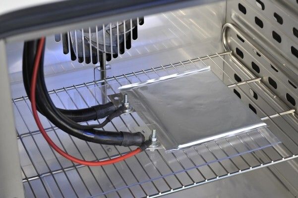 TÜV SÜD Batterietestzentrum Garching: Batteriezelle in einer Klimakammer. (Bild: TÜV SÜD)