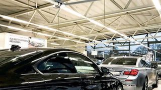Im Verkaufsraum des BMW-Autohauses Degner sorgen LED-Leuchten für eine perfekte Inszenierung der Neufahrzeuge.  (Deutsche Lichtmiete)