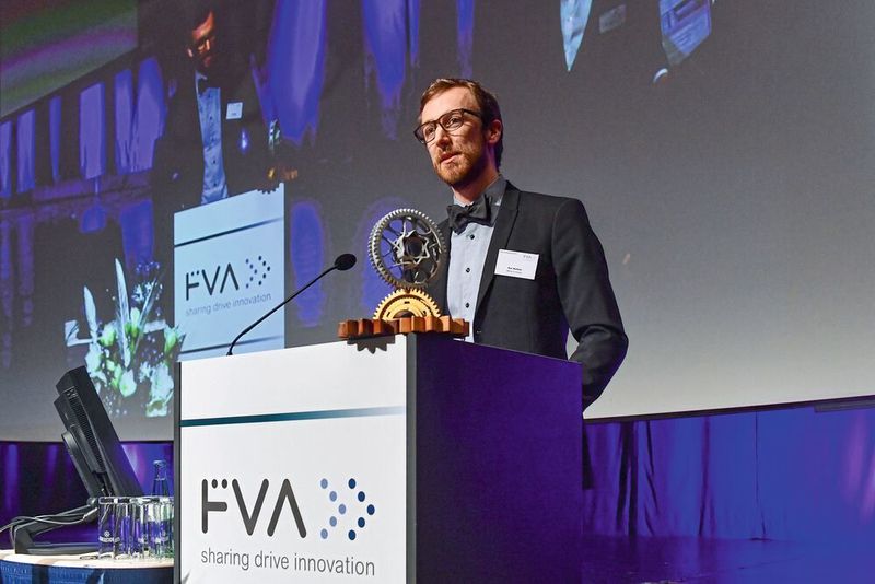 Kai Neikes von der TU Dresden wurde mit dem 19. Hans-Winter-Preis der FVA für seine Arbeit zum Thema „Mittelspannungseinfluss bei Wellen und Achsen“ ausgezeichnet. (juergenmai.com)