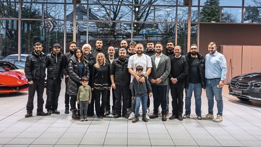 Das Team von ASG Remscheid um Hakan Göksu (5. v. r.) hat familiären Charakter und ist beständig. Fluktuation gibt es kaum.(Bild:  Stefan Schmitt)