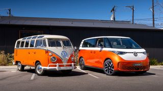 Bully früher und heute: In modernen Fahrzeugen sind – anders als in ihren frühen Vorgängermodellen – viele Halbleiter verbaut.  (Bild: Volkswagen AG)