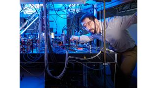 Studienleiter Dr. Andrea Alberti vom Institut für Angewandte Physik der Universität Bonn hat einen Weg gefunden, Laserstrahlen im Vakuum sichtbar zu machen. (Bild: Volker Lannert / Universität Bonn)