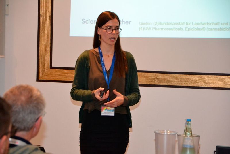 Lisa Loxterkamp von Knauer Wissenschaftliche Geräte ging in ihrem Vortrag auf das Trendthema Cannabis-Analytik ein und erläuterte Anforderungen von der Zulassung bis zur Methode. (Ottleben / LABORPRAXIS)