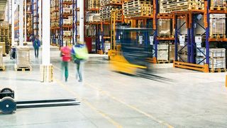Wo Gabelstapler und Personen in unübersichtlichen Bereichen der Intralogistik gleichzeitig arbeiten, werden an die Sicherheit von Mitarbeitern hohe Ansprüche gestellt. (©Petinovs - stock.adobe.com)