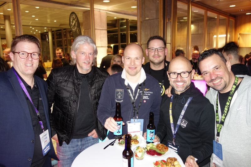 (v. l.) Patrick Vogel, NZXT, Marc Riemen, Rieberg, Dennis Bode, Hardwareluxx, Frank Seifert, Corsair, Maciej Wieczorek, ZOTAC, und Nils Seiler, nimo Trading. (Bild: IT-BUSINESS)