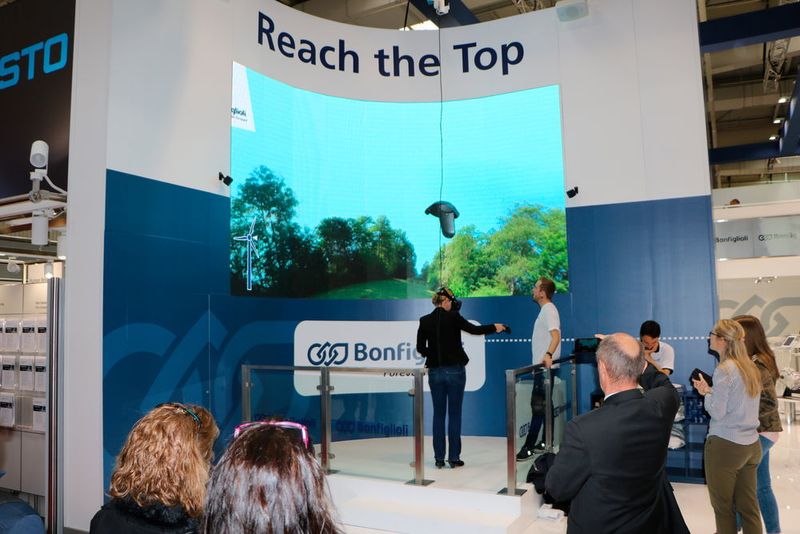 Am Stand von Bonfiglioli konnten interessierte Besucher mittels einer VR-Brille das Innere einer Windkraftanlage erleben. (Gillhuber)