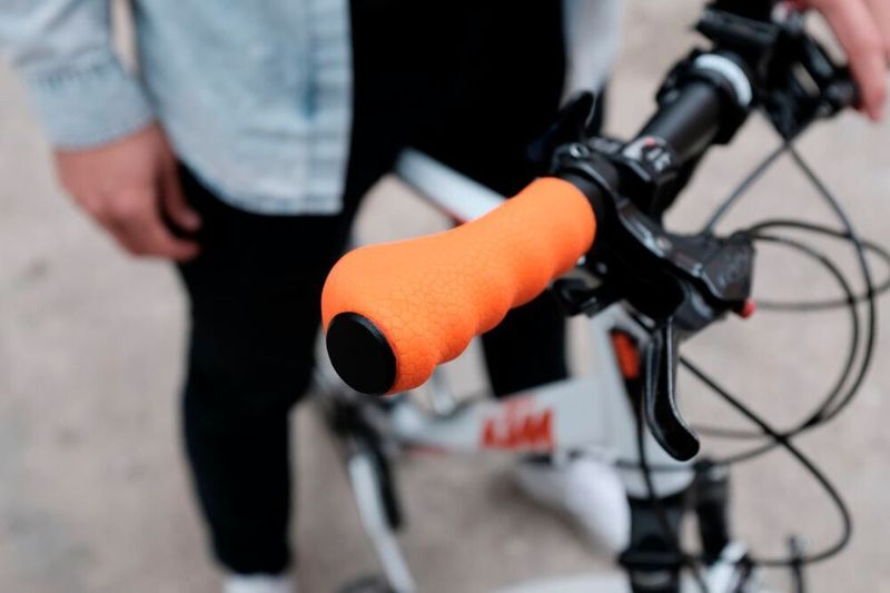 Der auf die Nutzerhand personalisierte Griff von Personomic kann zusätzlich individuell gestaltet werden: verschiedene Texturen und Farben sowie eine Gravur sind möglich. (Personomic)