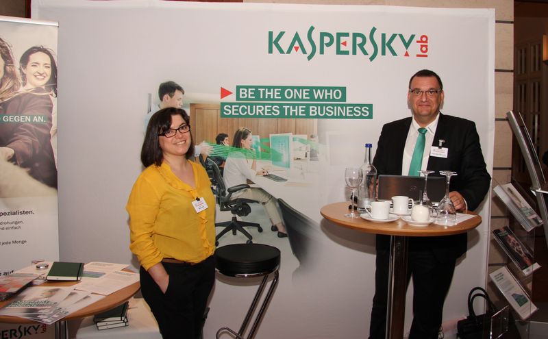 Gute Laune am Gemeinschaftsstand von 8soft und Kaspersky Lab  (Vogel IT-Akademie)