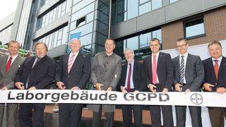 Feierliche Eröffnung des neuen Laborgebäudes (v.r.): Prof. Dr. Busch BHC-Forschungsvorstand, Dr. Fleßner, Dr. Jelich Standortleiter Bayer Wuppertal, Staatssekretär Dr. Horzetzky, Oberbürgermeister Jung, Dr. Henck, Dr. Ohm, Dr. Queckenberg (Bild: Bayer Healthcare AG)