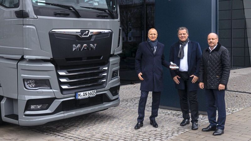 Neue Partner: Die Hiltl Truck Service GmbH hat die MAN-Servicebetriebe Plauen, Siegsdorf und Zwickau übernommen. Im Bild v. l.: Christoph Huber (MAN Truck & Bus Deutschland), Hendrik Lehmbrock und Dieter Holfelder (Hiltl).