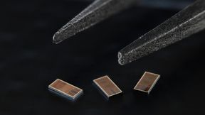 Der Neurochip LogSync misst rund 4 × 2 mm. (Bild: EPFL / Lundi13, CC-BY-SA 4.0)
