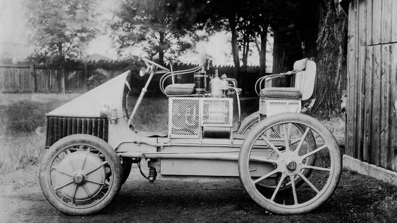 Um das Jahr 1900 dominierte die Elektromobilität die Automobilindustrie. Das Bild zeigt den von Ferdinand Porsche entwickelten „Semper Vivus“ mit Elektro-Radnabenantrieb.  (Porsche)