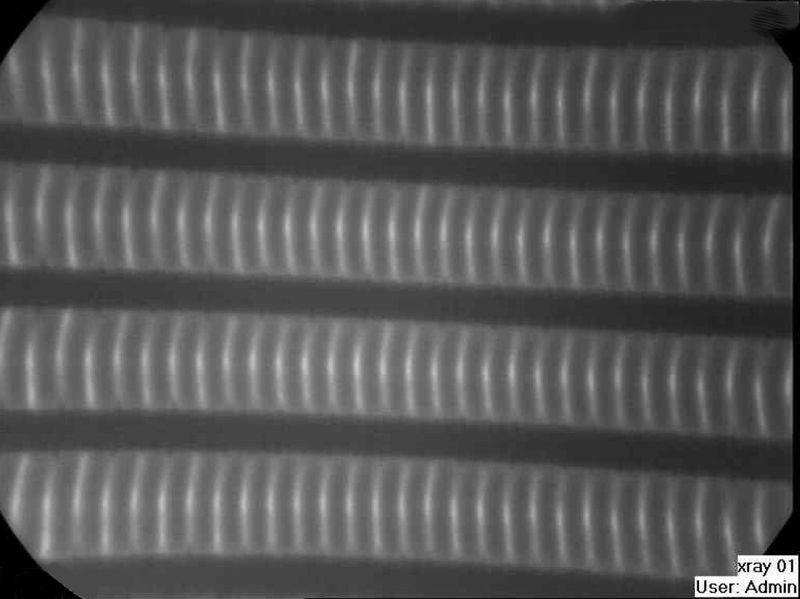 Bild 4: Gewalztes Gewebe mit Schlitzstruktur (Aufnahme mit Durchleuchtung). (Bild: Härle Produktentwicklung)