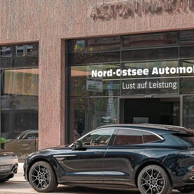 Nord-Ostsee-Automobile ist nicht nur Mercedes-Benz, Smart- und Hyundai-Händler. Auch die Luxusmarke Aston Martin vertreibt die Autohausgruppe. (Bild: Nord-Ostsee Automobile)