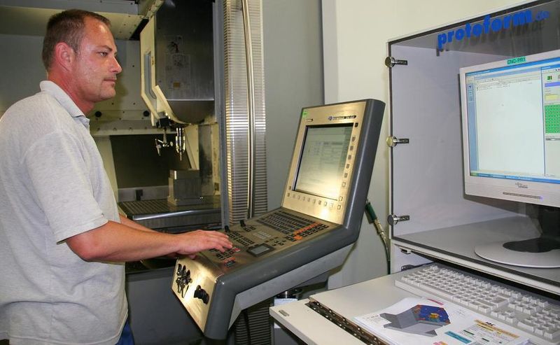 Im hauseigenen Formenbau stellt protoform die Werkzeuge für das Space Puzzle Molding Verfahren her.  Bild: Beate Ziehres (Archiv: Vogel Business Media)