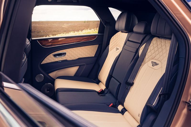 Den Fondgästen bietet der überarbeitete Bentayga mehr Beinfreiheit. (Bild: Bentley)