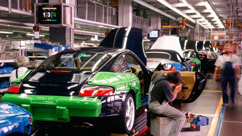 Wenn auch der handwerkliche Anteil, im Vergleich zu anderen Automobilherstellern, immer noch ist (war) wie hier 1999 bei der 911 (996)-Produktion. (Bild: Porsche AG)