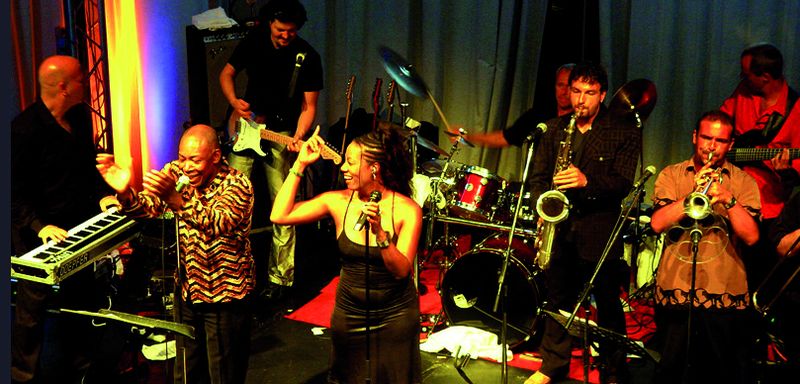 Die Band »Soul Kitchen« bringt musikalischen Schwung in den Abend. (Archiv: Vogel Business Media)