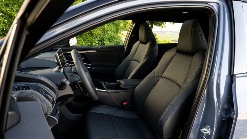 Vorn bietet der Solterra bequeme Sitze und ein gutes Platzangebot. (Bild: Subaru)