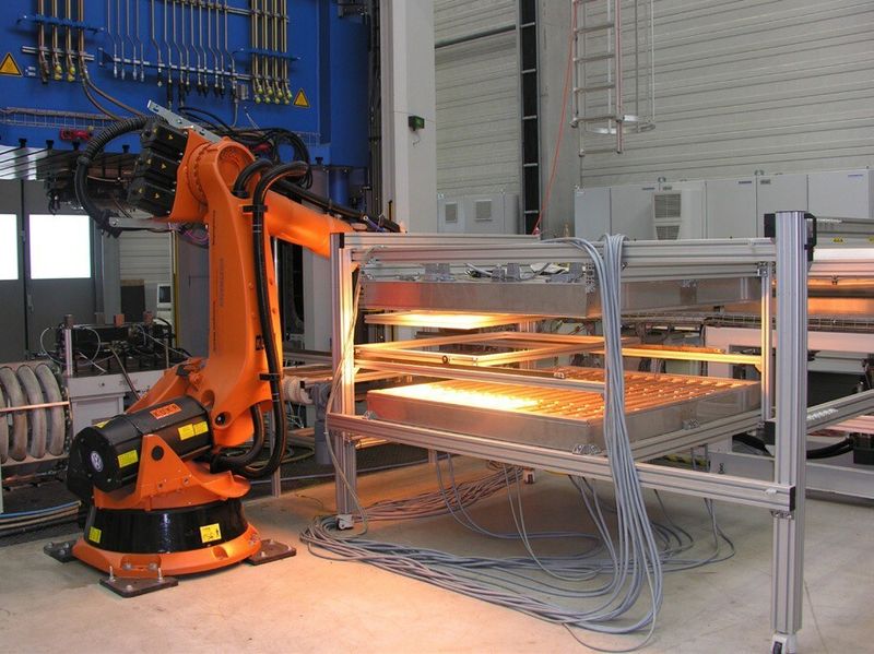 Die Forschungsarbeit an der textilverstärkten Sitzschale mit Thermoplastmatrix erfolgte unter automatisierten Großserienaspekten. Am ILK steht dafür das nötige Equipment bereit, wie es heißt. (Bild: ILK)