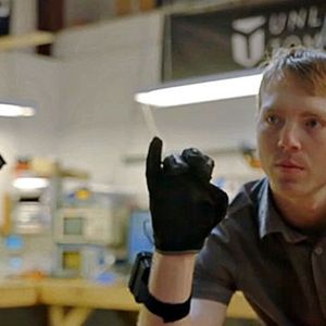 Innovator Easton LaChappelle gründet Partnerschaft mit Stratasys als exklusiver 3D-Druck-Anbieter für Unlimited Tomorrow – und läutet neues Zeitalter der maßgeschneiderten 3D-Druck-Armprothesen ein.