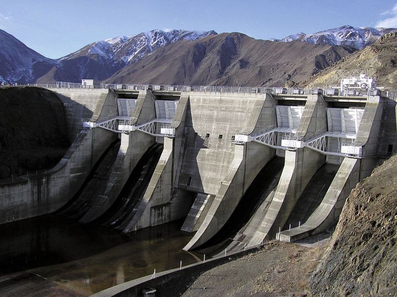 Der Benmore-Staudamm in Neuseeland ist ein Teil des Waitaki-Energiesystems auf der Südinsel Neuseelands. Die Lagerung der Radialtore ist mit wartungsfreien Gelenklagern mit Elgoglide-Beschichtung ausgeführt. (Bilder: Schaeffler)